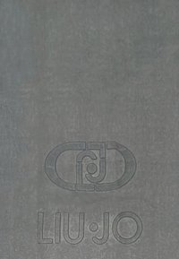 Grijze achtergrond met het reliëflogo van Liu Jo, bestaande uit vergrendelde letters binnen een ovale vorm en de merknaam daaronder.