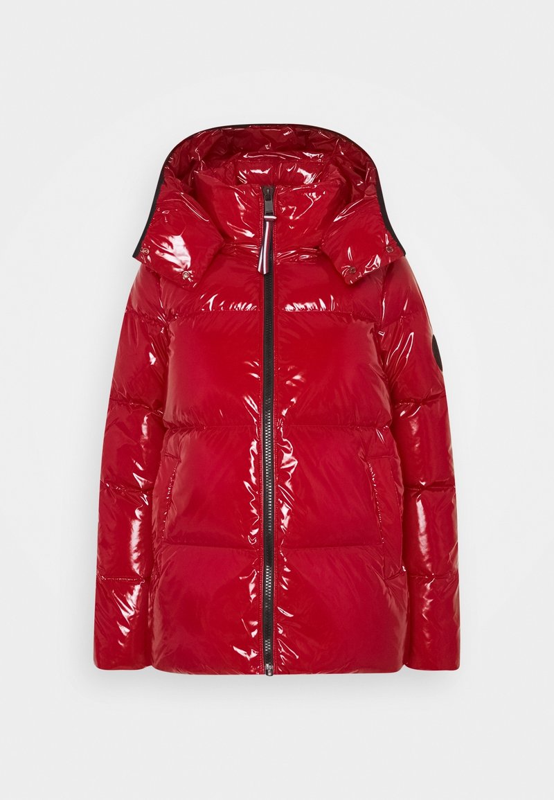 Doudoune rouge brillante avec col montant, fermeture éclair complète à l'avant et sections rembourrées, présentée sur un fond blanc uni.