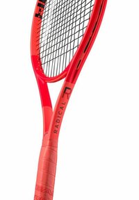 Rode tennisracket met een taps toelopend frame, open snarenpatroon, gestructureerd handvat en "R"-markering op de steel; lichtgewicht en aerodynamisch ontwerp.