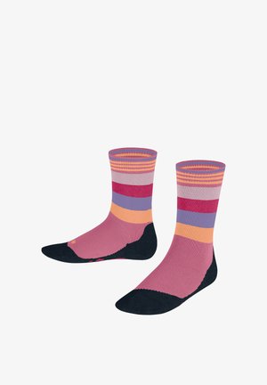 Een paar kousen tot halverwege de kuit met zwarte tenen en hielen, voorzien van gestreepte banden in roze, paars, rood, oranje en geel op een roze achtergrond.