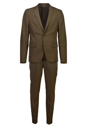 Completo marrone a un solo petto con giacca a due bottoni, rever a punta, tasche a pattina e pantaloni su misura coordinati, su sfondo bianco uniforme.