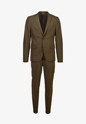 Yksirivinen ruskea puku, jossa on kaksinappinen takki, viistot lapelit, läppätaskut ja yhdistelevät räätälöidyt housut valkoisella taustalla.