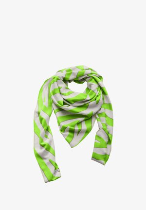 Zielono-szary, wzorzysty szalik wykonany z miękkiego materiału, z ukośnymi paskami i trójkątnym zagięciem, z metką na krawędzi.