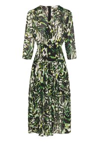 Blumenmusterkleid in Grün, Schwarz und Weiß. Es hat einen V-Ausschnitt, Dreiviertelärmel und eine taillierte Taille mit einem fließenden Rock.