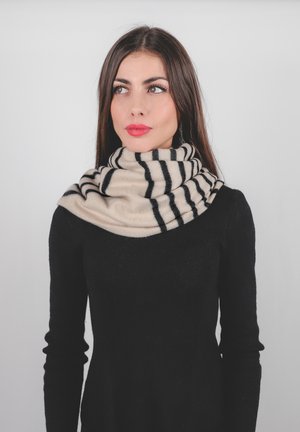 Sciarpa di lana a righe beige e nere, morbida e drappeggiata attorno al collo. Texture liscia con un aspetto accogliente, caratterizzata da un design a loop continuo.