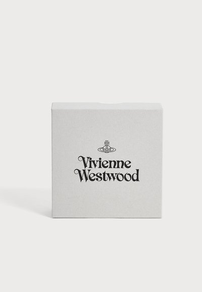 Λευκό τετράγωνο κουτί με το λογότυπο Vivienne Westwood και το μαύρο έμβλημα της σφαίρας στο κέντρο της μπροστινής πλευράς, πάνω σε απλό λευκό φόντο.