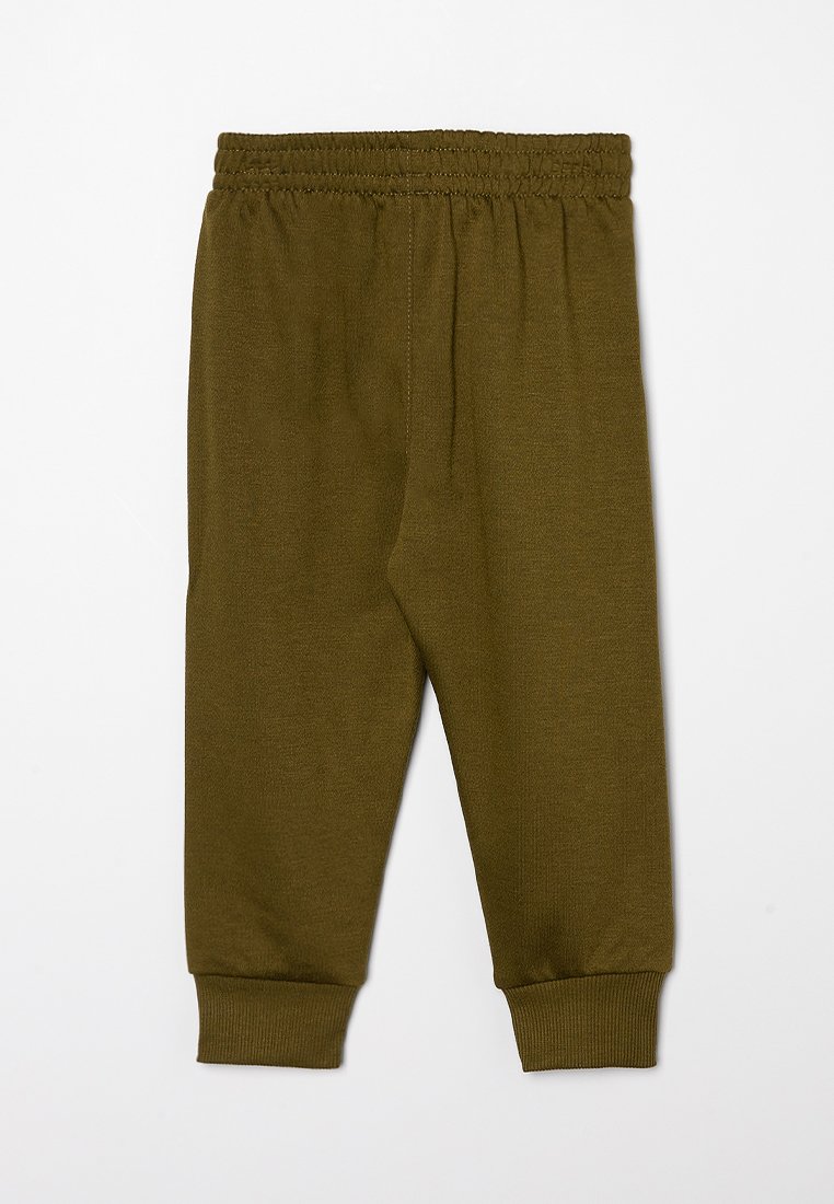 Pantalons en coton vert olive avec une taille élastique, chevilles effilées et texture lisse. Sans poches ni embellissements supplémentaires.
