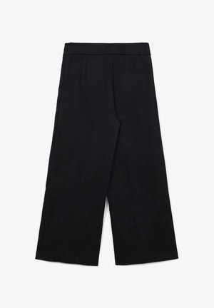 Pantaloni neri a gamba larga realizzati in tessuto liscio. Presentano una vita alta e una piega frontale. Vestibilità ampia con silhouette dritta.