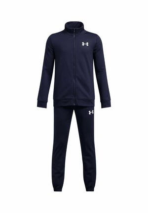 Námořnická modrá bunda na zip a odpovídající kalhoty s bílými logy Under Armour na hrudi a stehně, sportovní souprava.