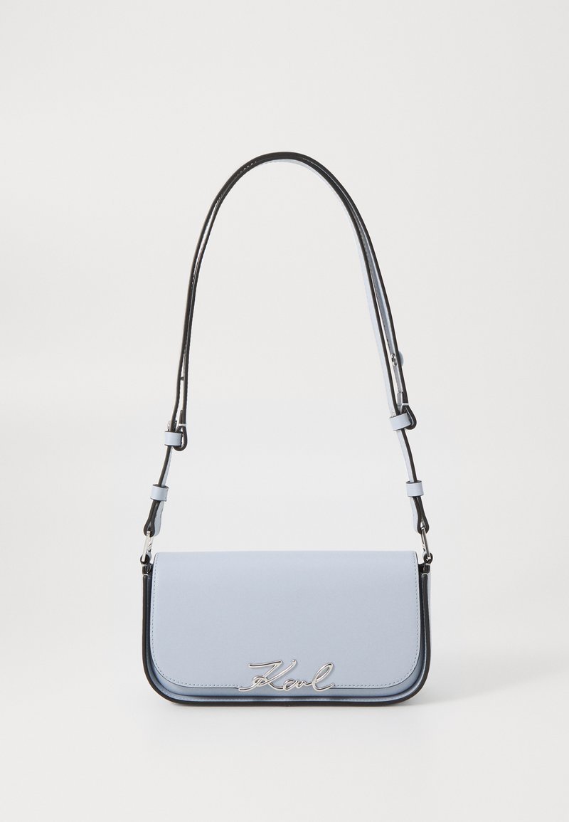 Borsa a tracolla in pelle azzurro chiaro con accenti del logo argento, forma rettangolare, sottile tracolla rimovibile, superficie liscia e bordi neri in contrasto.
