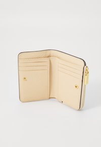Cartera de cuero beige con superficie texturizada, múltiples ranuras para tarjetas, asegurada por un cierre de cremallera y un broche. Acentos en dorado.
