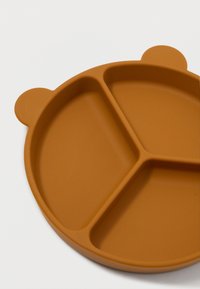 Καφέ σιλικονούχος πλάκα με τρεις υποδοχές και στρογγυλεμένες άκρες, διακοσμημένη με αυτιά αρκούδας στην κορυφή. Λείος υφή.