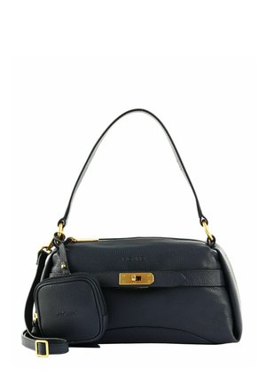 Sac à main en cuir noir texturé avec fermoir doré, bandoulière unique, et petite pochette zippée attachée avec logo.