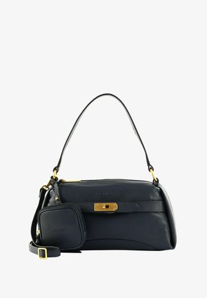 Sac à main en cuir noir texturé avec fermoir doré, bandoulière unique, et petite pochette zippée attachée avec logo.