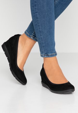 s.Oliver Czółenka na koturnie