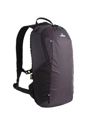 Schwarzer Nylon-Rucksack mit glatter Textur, ergonomischer Form, zwei seitlichen Reißverschlüssen, gepolsterten Schulterriemen und einem kleinen Logo auf der Vorderseite.