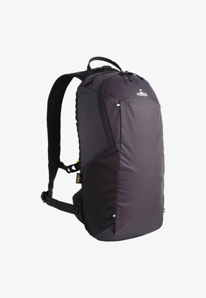 Schwarzer Nylon-Rucksack mit glatter Textur, ergonomischer Form, zwei seitlichen Reißverschlüssen, gepolsterten Schulterriemen und einem kleinen Logo auf der Vorderseite.