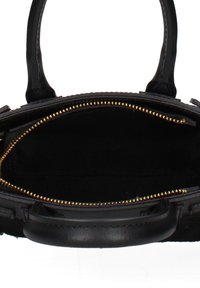 Borsa nera con design strutturato, dotata di un'esterno in pelle liscia, manici doppi e una zip dorata che si apre su un interno in tessuto scuro.