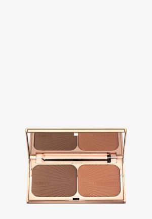 Puder-Contour-Palette mit zwei Farbtönen: einem dunklen matten Braun mit der Bezeichnung "SCULPT" und einem hellen matten Braun mit der Bezeichnung "HIGHLIGHT", untergebracht in einem reflektierenden Gehäuse.