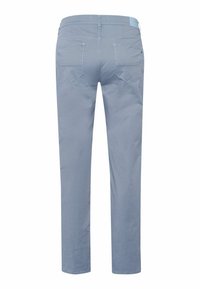 Pantalon pour homme bleu clair avec un motif texturé subtil, poches arrière, et une coupe droite, présenté de dos sur un fond blanc.