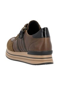 Braune Lederschuhe mit Wildleder- und glänzenden Akzenten, ausgestattet mit einem strukturierten Design, gepolstertem Kragen und einer leichten, geschichteten Sohle.