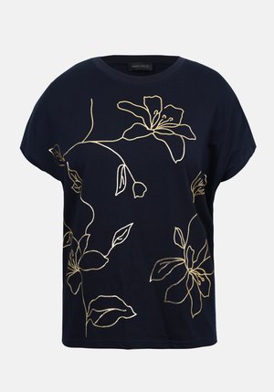 Kratka majica temno modre barve z ohlapnim krojem, na sprednji strani in na rokavih pa so veliki zlati cvetlični linijski vzorci.