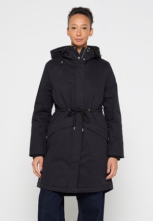 Zwarte parka-jack met een aansnoerbare taille, een ritssluiting aan de voorkant en een capuchon. Beschikt over elastische manchetten en een gladde, waterafstotende stof.