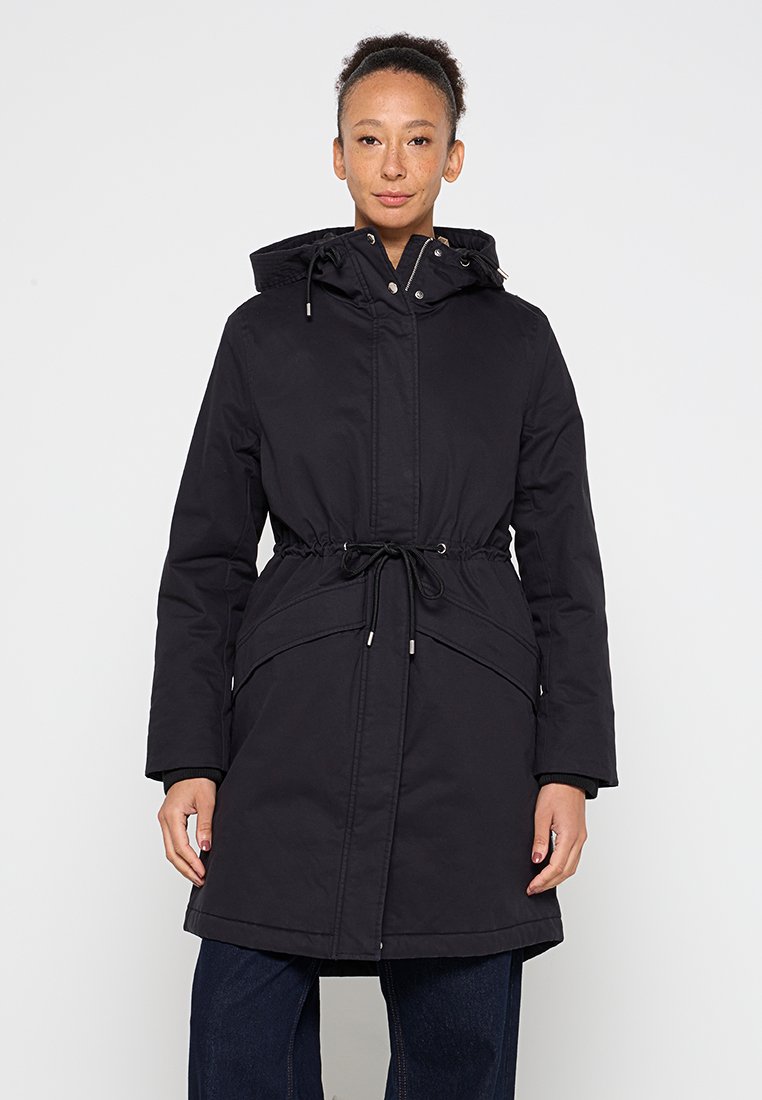 Zwarte parka-jack met een aansnoerbare taille, een ritssluiting aan de voorkant en een capuchon. Beschikt over elastische manchetten en een gladde, waterafstotende stof.