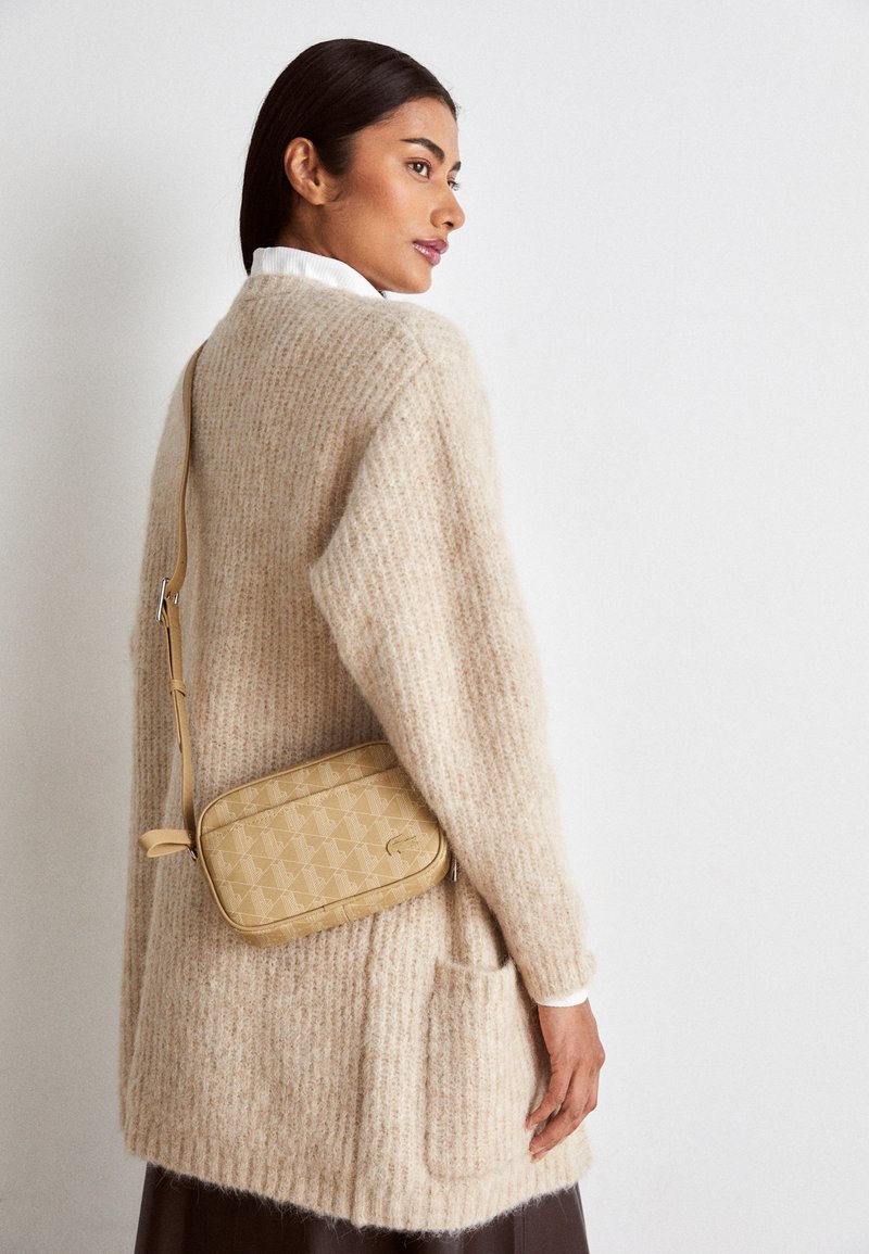 Lacoste DAILY LIFESTYLE SEASONAL - Mala a tiracolo - viennois beige