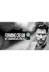 Svartvit bild som visar en stilig man med stylat hår och skägg, bredvid en burk märkt "Forming Cream by American Crew" i färg.
