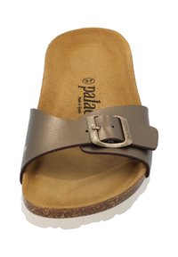 Sandal in metallo bronzo con una singola fascetta con fibbia, suola in sughero e suola in gomma bianca. La parte interna della soletta presenta una texture beige chiaro.