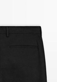Zwarte broek met een gladde textuur, een rechte snit, een tailleband en een achterzak met minimale steekdetails.