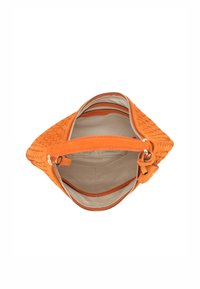 Orangene geflochtene Tasche mit Reißverschluss, die ein glattes Innenfutter und eine einzelne Innentasche hat. Akzente umfassen einen Tragegurt und eine Einfassung in passender Farbe.