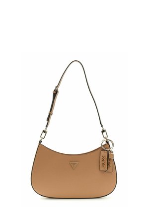 Sac à bandoulière en cuir beige avec sangle réglable, accents métalliques, triangle logo Guess et deux étiquettes de marque suspendues à un anneau.