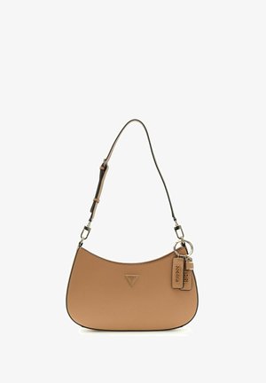 Hellbraune Lederschultertasche mit verstellbarem Riemen, Metallelementen, Guess-Logo-Dreieck und zwei hängenden Markenanhängern an einem Ring.