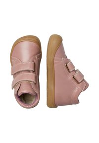 Scarpe in pelle rosa con cinturini in velcro, punta arrotondata, suole in gomma e una morbida fodera. Esterno testurizzato e dettagli cuciti.