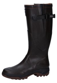 Botte de pluie en caoutchouc marron avec un haut tige, surface texturée et semelle robuste. Comprend une sangle et une boucle pour l'ajustement.