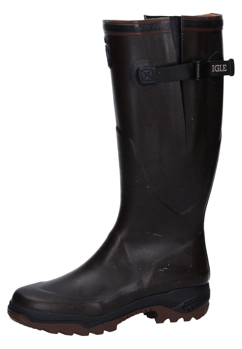 Botte de pluie en caoutchouc marron avec un haut tige, surface texturée et semelle robuste. Comprend une sangle et une boucle pour l'ajustement.