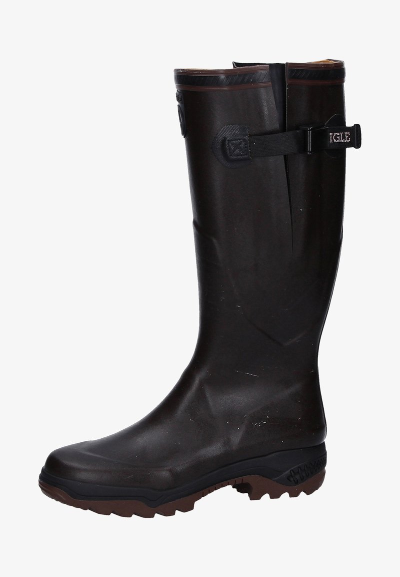 Botte de pluie en caoutchouc marron avec un haut tige, surface texturée et semelle robuste. Comprend une sangle et une boucle pour l'ajustement.