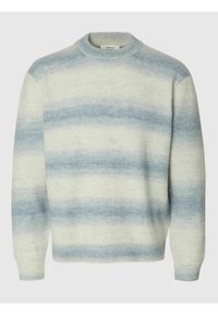 Pull en maille douce à col rond avec rayures horizontales bleu clair et blanc, poignets et ourlet côtelés.