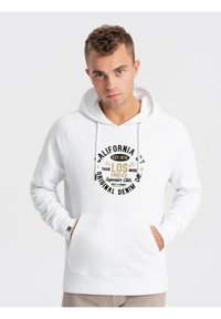 Sudadera blanca con un estampado gráfico que incluye el texto "California" y "Los Ángeles" en negro y dorado, bolsillo tipo canguro y capucha con cordón.