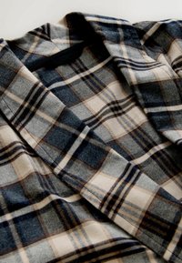 Karierte Hemd in Blau-, Creme- und Brauntönen. Weicher Stoff mit Kragen und einer Mischung aus hervorgehobenen Karo-Mustern.