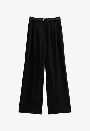 Szerokie czarne spodnie wykonane z miękkiego materiału, z wyraźnymi zakładkami i teksturowanym czarnym paskiem z złotą klamrą.