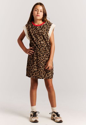 Jurk met luipaardprint, korte crèmekleurige mouwen en een rode halslijn. De jurk heeft een losse pasvorm en een taille die is aangetrokken.
