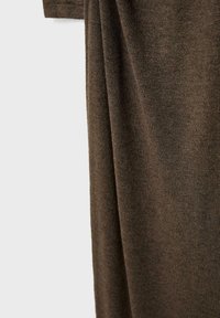 Rjava pletenina z mehkimi teksturami, ki prikazuje drapirano zasnovo in subtilne rebra. Lahka in fleksibilna za enostavno gibanje.