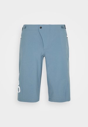 Męskie jasnoniebieskie szorty do kolan z bocznymi kieszeniami, zapięciem na guziki z przodu oraz białą grafiką na lewej nogawce.