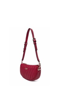 Borsa a spalla trapuntata rossa con una sola cintura regolabile, hardware in tono oro e dettaglio del logo. Realizzata in materiale sintetico.