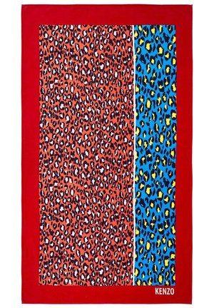 Manta de estampado de leopardo con borde rojo; el lado izquierdo presenta manchas naranjas y negras, mientras que el lado derecho tiene un fondo azul con manchas amarillas y negras.
