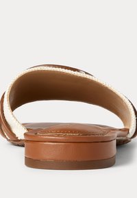 Brune lædersandal med blød stofforing, flad sål og minimalistisk design. Rundet form med synlige syninger.