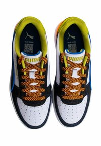 Sneakers Puma con tomaia sintetica nera, bianca e blu, lacci con motivo arancione e nero, e colletto imbottito verde lime.